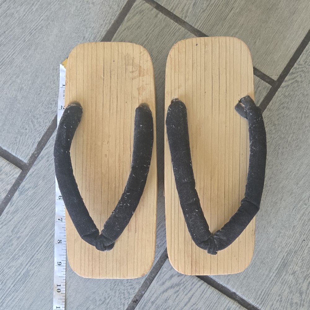 Traditional Japanese Geta Wooden Sandals – Size 8 Approx. – Black Velvet Straps